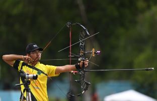 Yogi Pratama, dari nomor Compund beregu, pada Asean University Games XX, berhasil meraih medali emas (foto/ist)